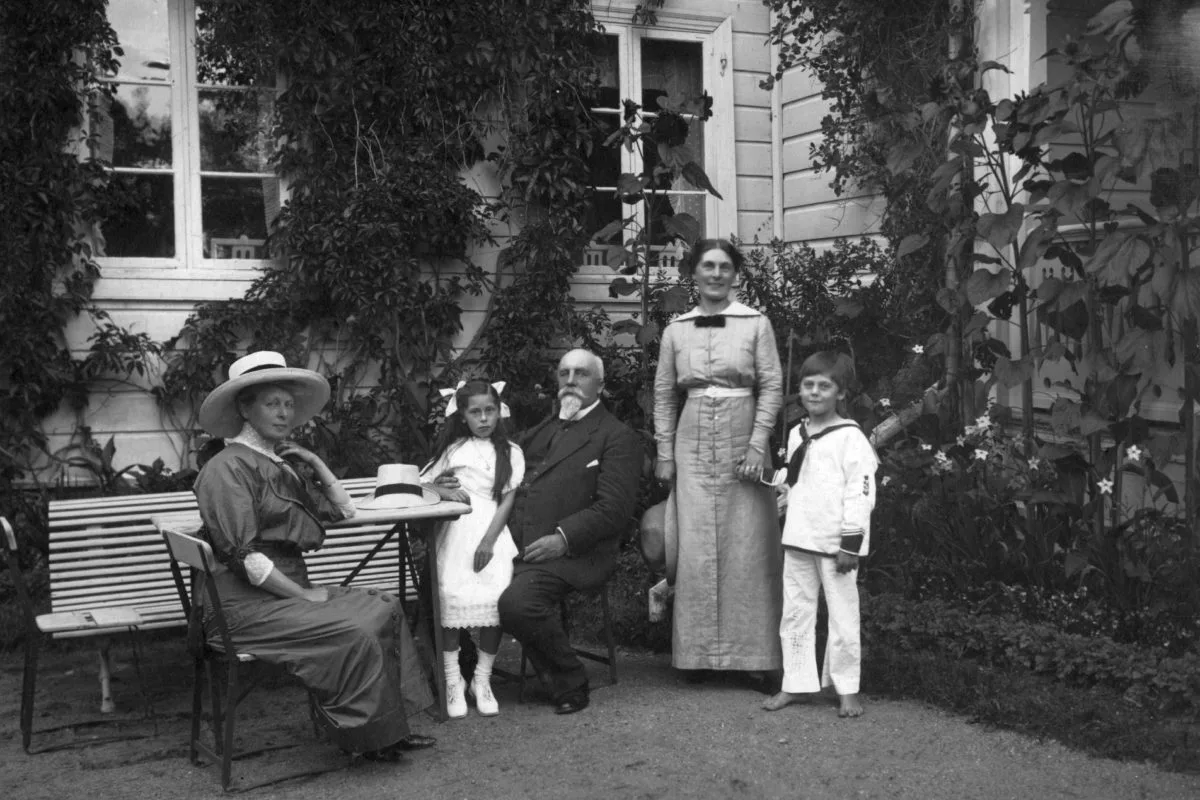 Hélène and Alfred with their daughter Walborg Eager and grandchildren Jane Ellen and Bernhard. 1914. Picture: Ett Hem.