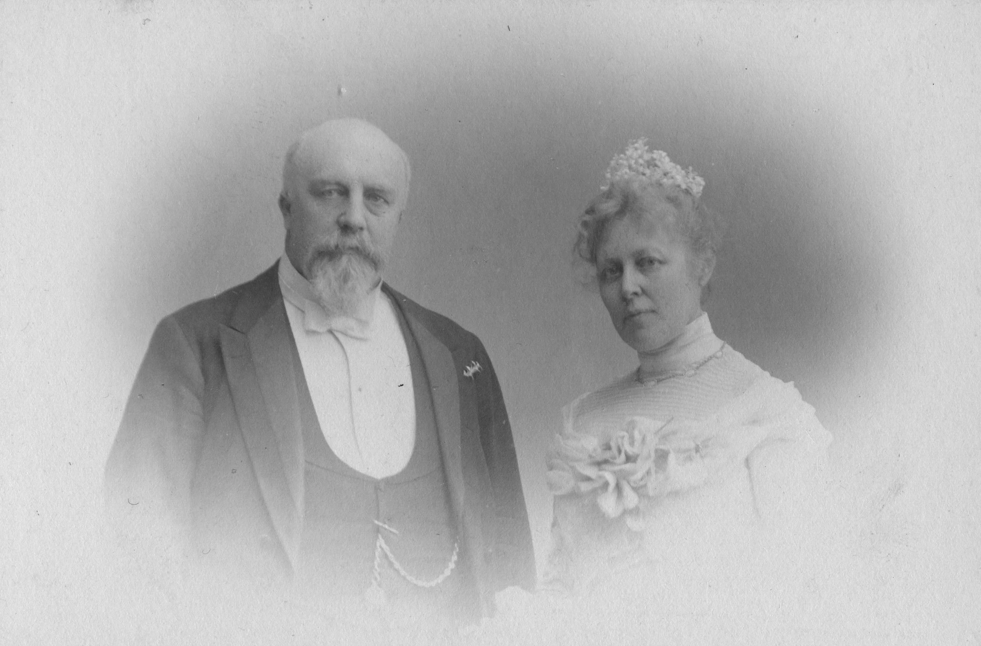 Picture of Alfred and Hélène Jacobsson on their silver wedding anniversary in 1902. Picture: Ett Hem.