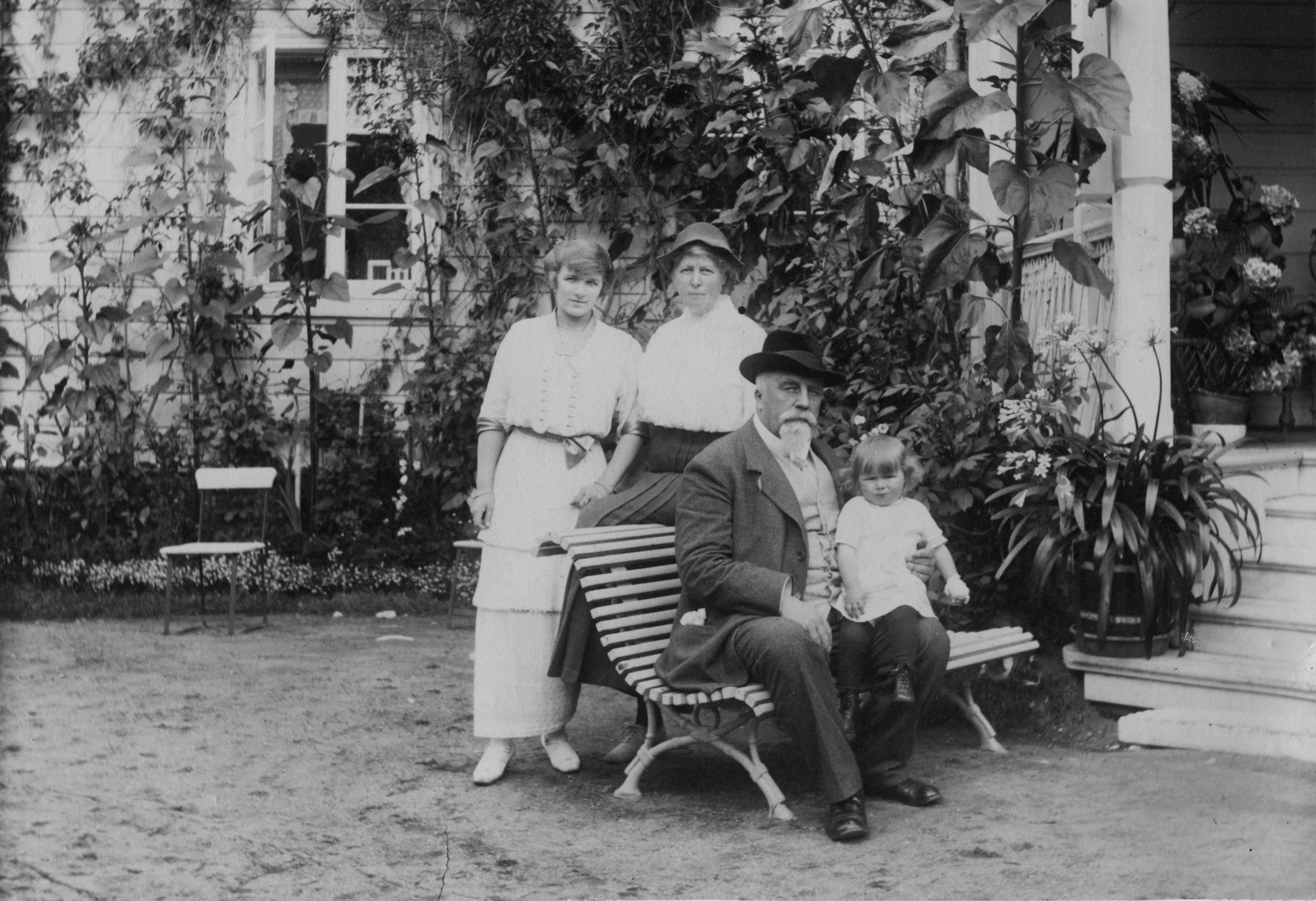 Kerstin, Hélène, Alfred and Helena at Stefansberg. Picture: Ett Hem.