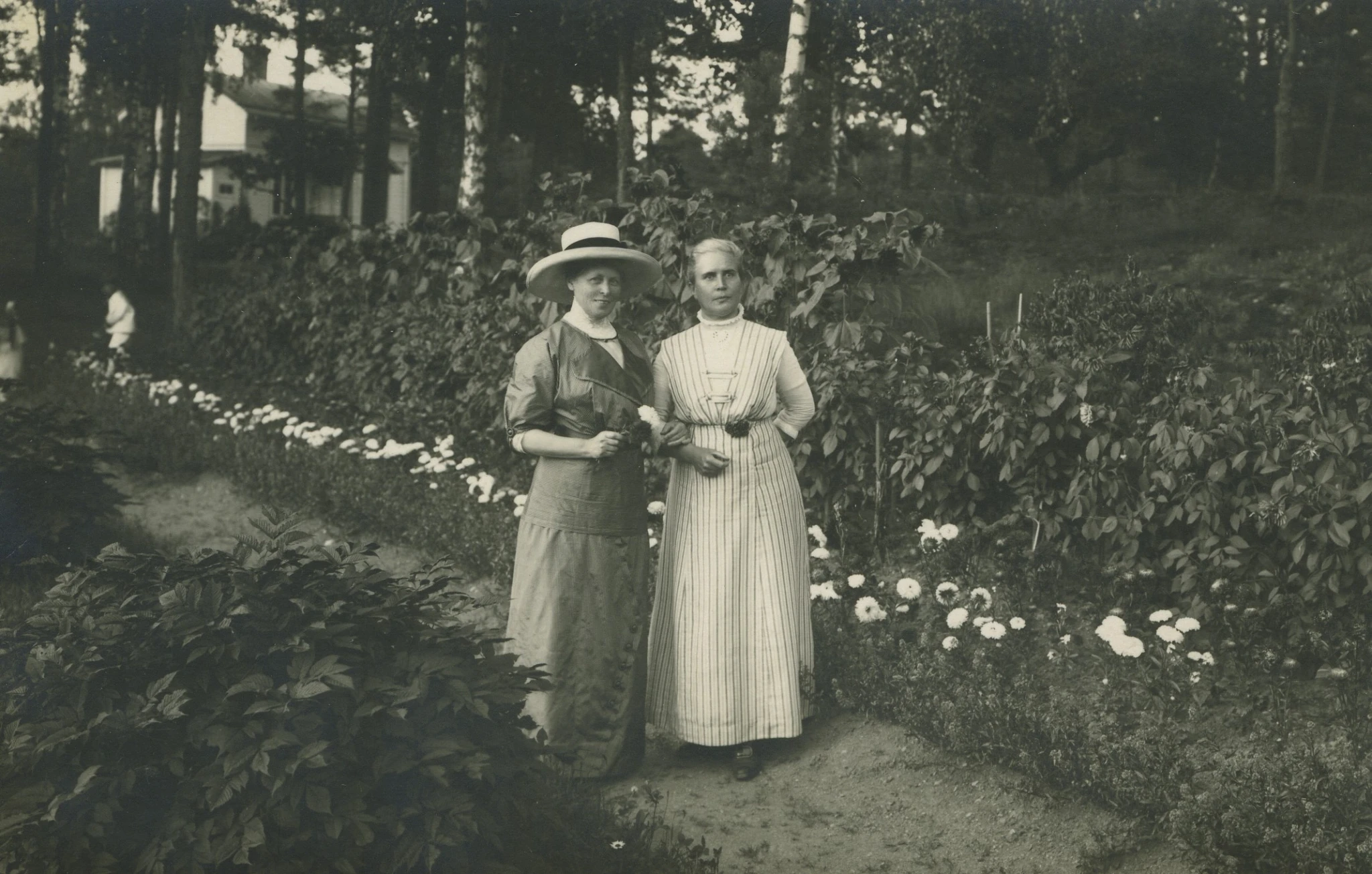 Hélène with Karin Ruuth at Stefansberg in 1913. Picture: Ett Hem.