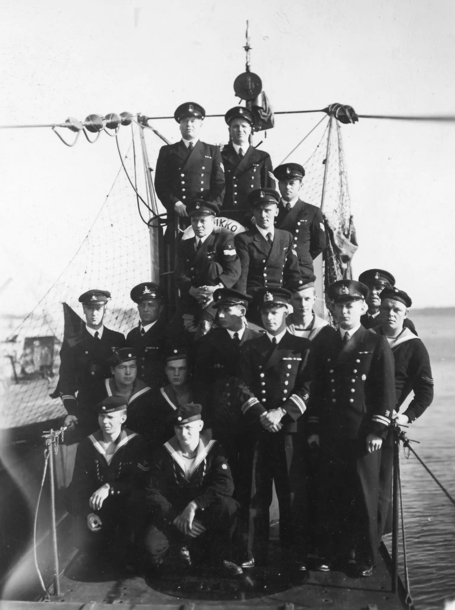 The crew of Vesikko in a group photo, wearing service uniforms on 9 July 1941. Only a few days earlier on 3 July, Vesikko successfully sank the transport vessel Vyborg. Photo: Military Museum.
