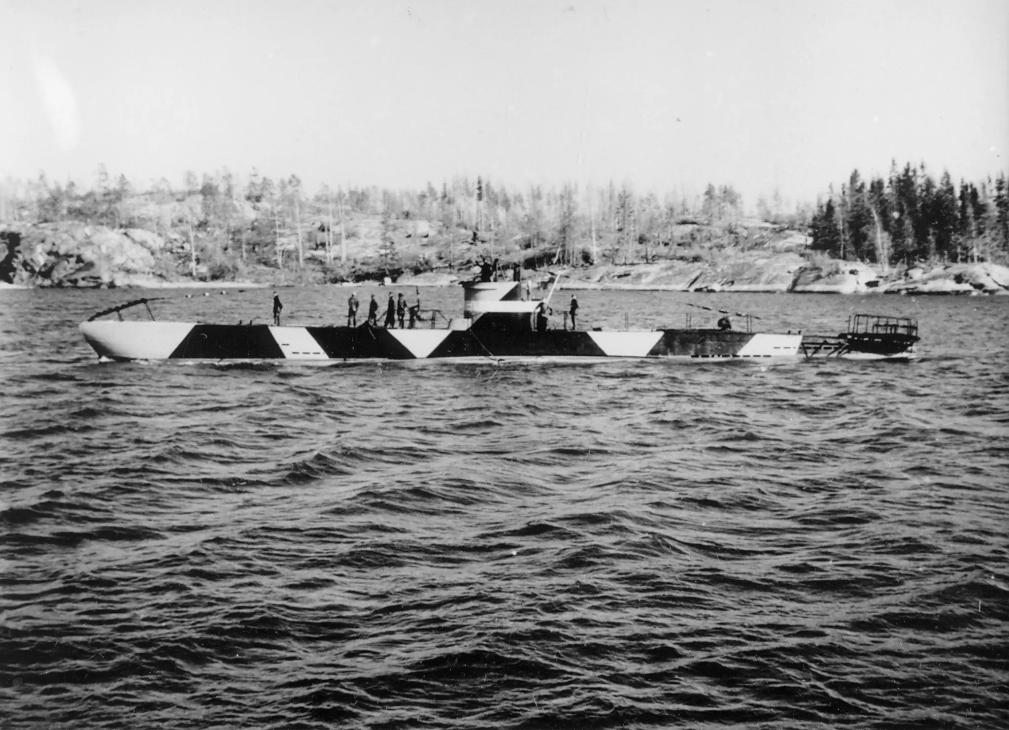 Vesikko, in camouflage paint, was equipped with racks for dropping depth charges in summer 1942. Photo: Military Museum. 
