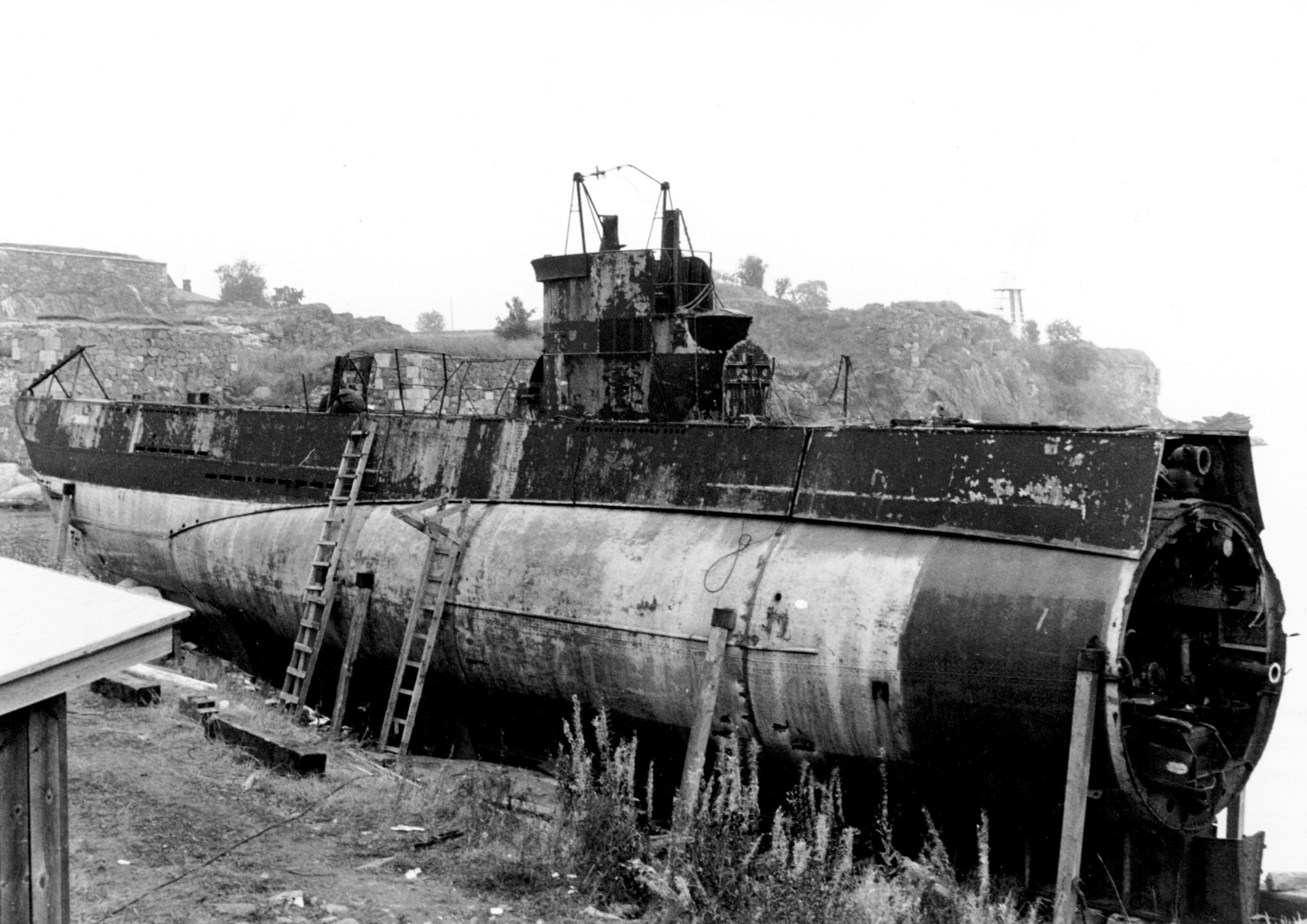The restoration of Vesikko into a museum submarine was begun in Suomenlinna in autumn 1962 by reassembling the bows, conning tower and stern that had been cut apart. Photo: Military Museum. 
