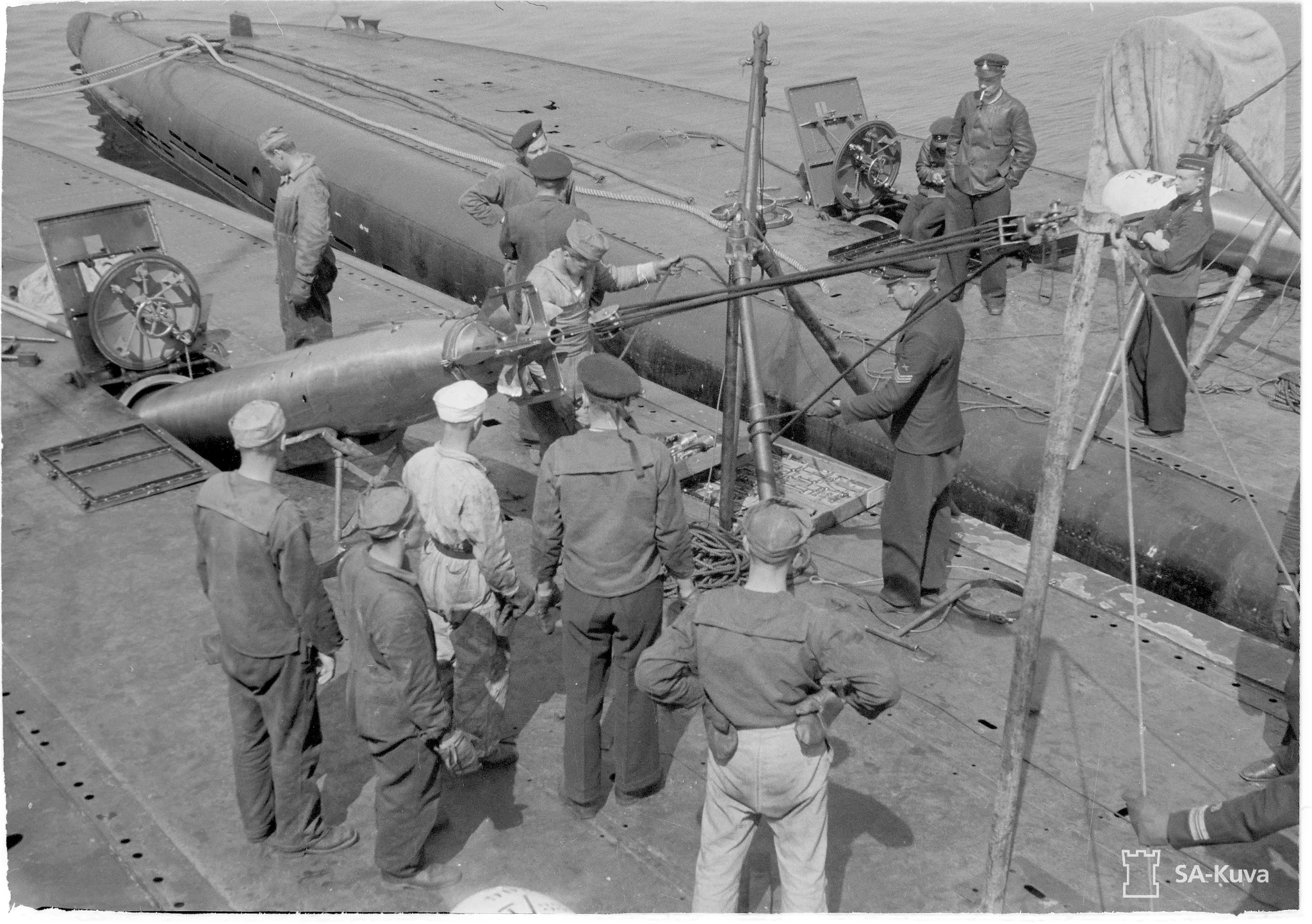 A T/33 torpedo being loaded onto Vesikko in Vahterpää in July 1941. Photo: Military Museum.
