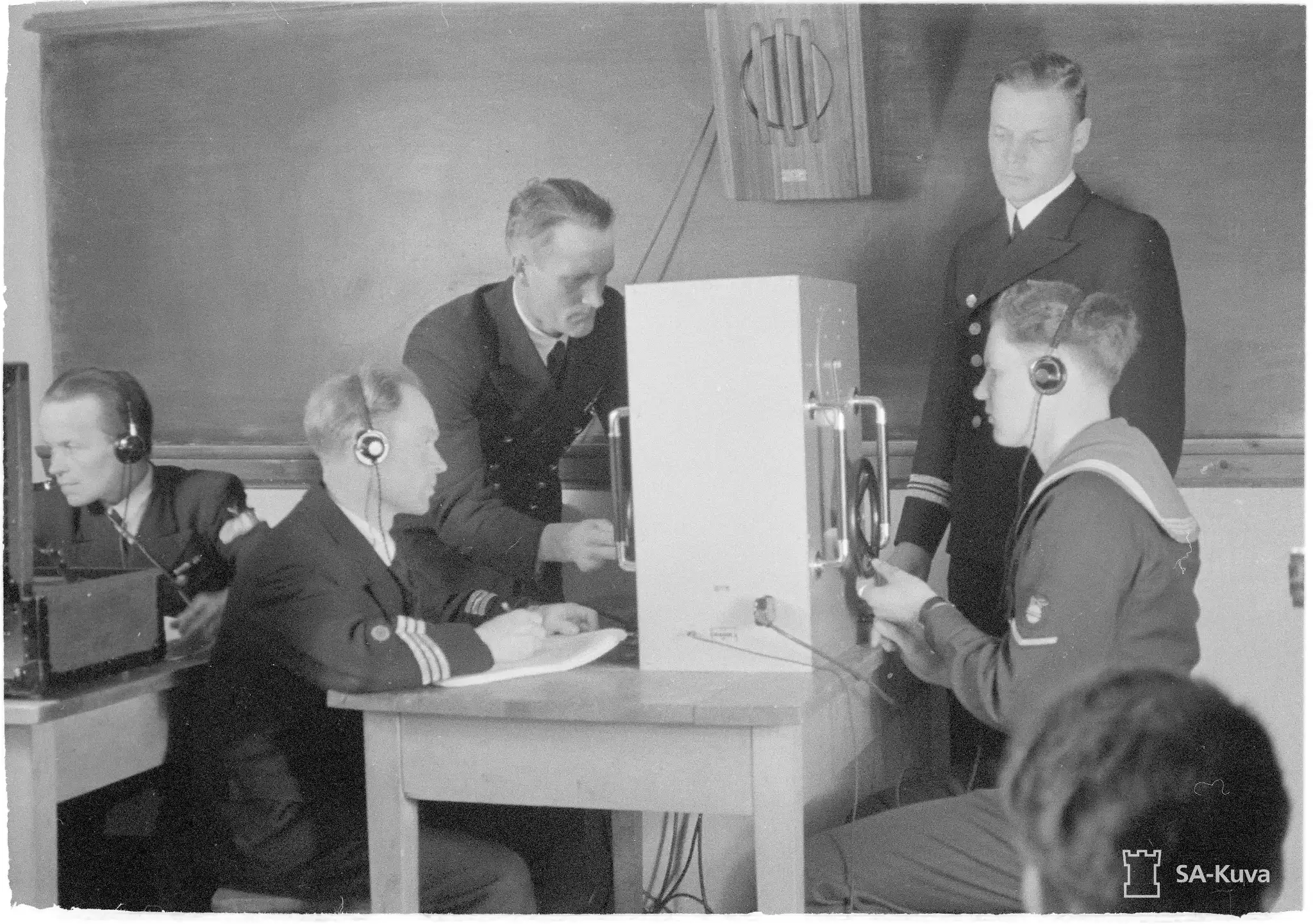 Sonar equipment are carried out under the control of captain lieutenant Olli Syrjänen in spring 1942. Photo: Military Museum.
