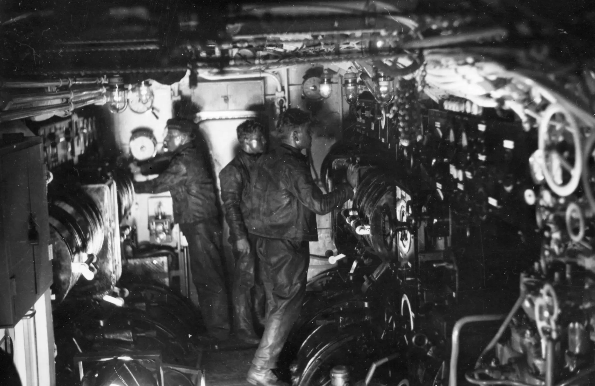 Electric motors on a Vetehinen-class submarine in the 1930s. Working in a submarine engine room was hard due to the intense noise, oil-covered floors and heat. Photo: Military Museum.
