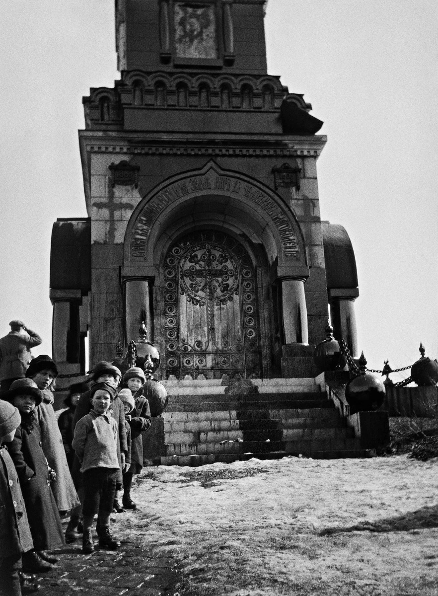 Chapel of Peace after the university students dirtied it with tar.
Photo by Ivan Timiriasew, 1919
