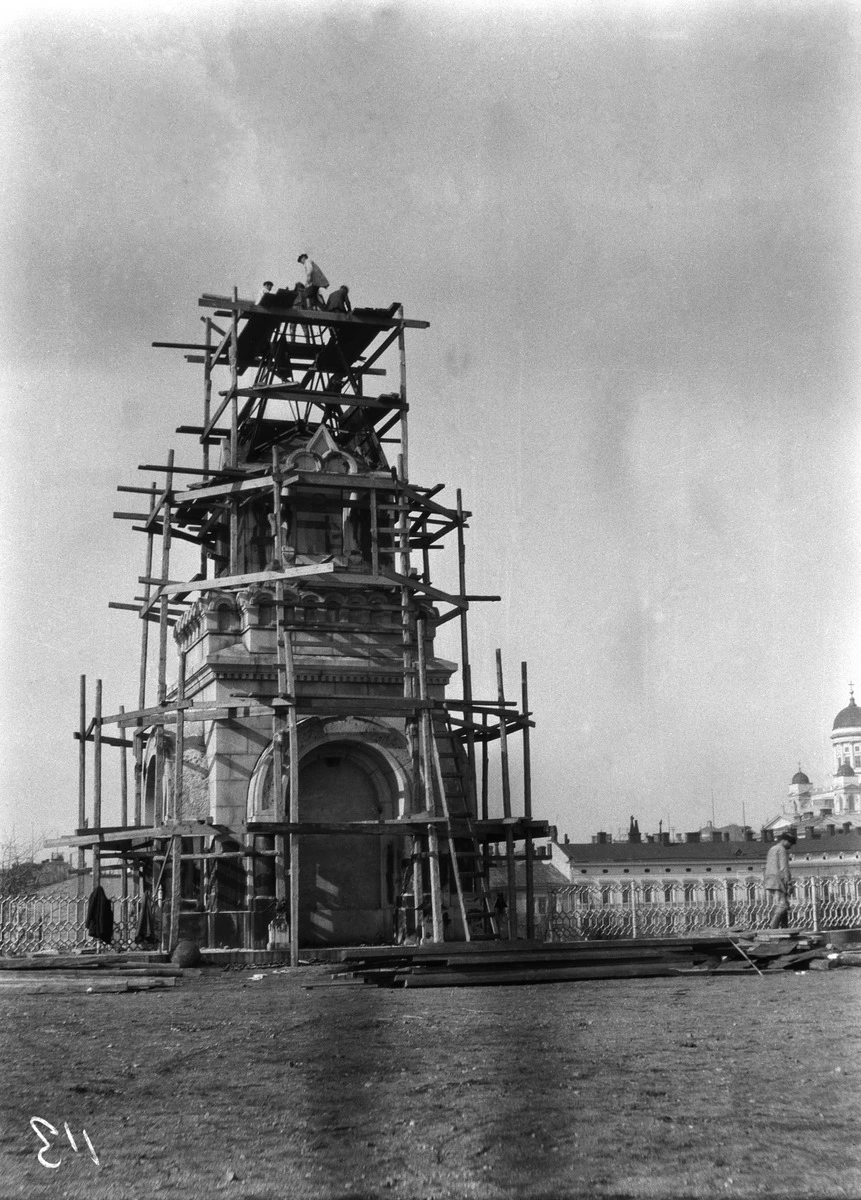 Chapel of Peace being demolished
Photo by Ivan Timiriasew, 1920
