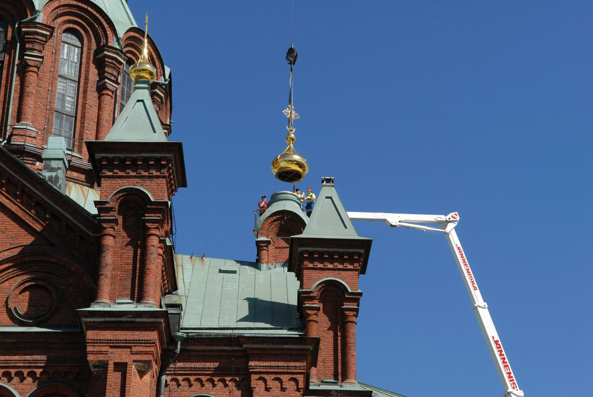 Cupola being re-installed after gilding , 2008
Photo by: Timo Mertanen